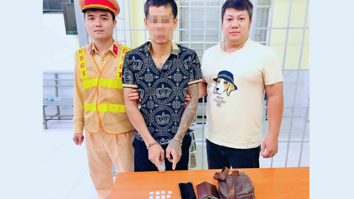 Tuần tra đêm bắt đối tượng mang 8 túi ma túy trên phố ở Hà Nội